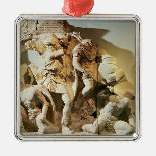 Adorno Metálico Detalle del friso de una escena de batalla