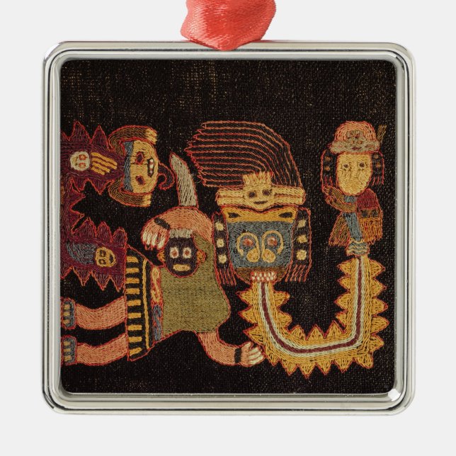 Adorno Metálico Detalle del paño del entierro, tribu de Paracas (Frente)