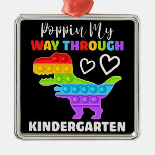 Adorno Metálico Dinosaur Poppin My way Through Kindergarten