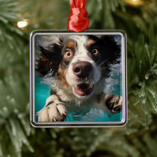 Adorno Metálico Diseño de perro emocionado nadando bajo el agua