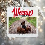 Adorno Metálico Divertido Personalizado de Navidades de perro de D<br><div class="desc">Añada un toque de humor a su decoración navideña con nuestro gracioso Personalizado de Navidades de perro Dachshund Weenie ¡Foto Ornament Metalizado! Este adorno lúdico está diseñado para los amantes del dachshund y propietarios de mascotas que quieren celebrar la temporada con la mejor foto de su amigo. Con un diseño...</div>