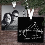 Adorno Metálico Doodle moderno del puente Golden Gate con foto y t<br><div class="desc">Este doodle Golden Gate Bridge, San Francisco, California, es de estilo sencillo y minimalista, con líneas depuradas y en blanco y negro clásico. El adorno es perfecto para una moda y un hogar moderno. Sería una excelente manera de añadir un toque de la Costa Oeste a su decoración, o de...</div>