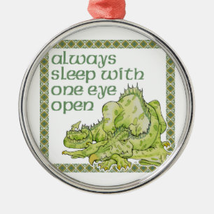 Adorno Metálico Dormir Siempre Con Un Dragón Abierto De Ojos