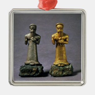 Adorno Metálico Dos figurillas de los hombres que llevan ofrendas