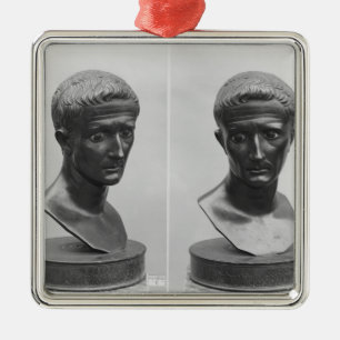 Adorno Metálico Dos vistas de un busto del emperador Augusto