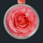 Adorno Metálico Drogas rojas rojas de agua rosadas románticas<br><div class="desc">Rosa romántica roja y rosa con gotas de agua.</div>