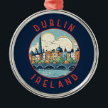 Adorno Metálico Dublín Irlanda Círculo retro perturbado<br><div class="desc">Diseño de viaje vectorial retro de Dublín. Sus edificios históricos incluyen el castillo de Dublín,  que data del siglo XIII,  e imponente catedral de San Patricio,  fundada en 1919.</div>