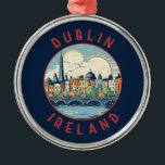 Adorno Metálico Dublín Irlanda Círculo retro perturbado<br><div class="desc">Diseño de viaje vectorial retro de Dublín. Sus edificios históricos incluyen el castillo de Dublín,  que data del siglo XIII,  e imponente catedral de San Patricio,  fundada en 1919.</div>