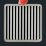 Adorno Metálico Ebony Snow<br><div class="desc">Ebony Snow es un diseño sencillo de rayas negras y blancas que se adaptan a todas las ocasiones y objetos. Esta imagen está disponible en una variedad de otros productos,  sólo tienes que hacer clic en el enlace debajo de la foto cerca de 'Acerca de este diseño'.</div>