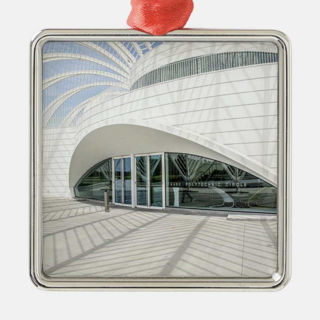Adorno Metálico Edificio blanco futurista moderno (Frente)