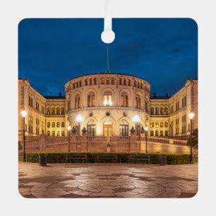 Adorno Metálico Edificio Storting de Noruega en Oslo de noche