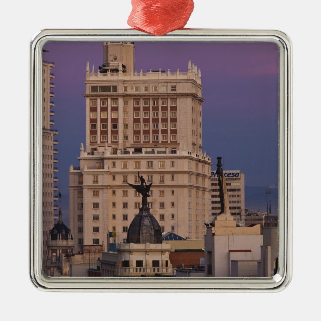 Adorno Metálico Edificios a lo largo de Gran Vía y Edificio España (Frente)