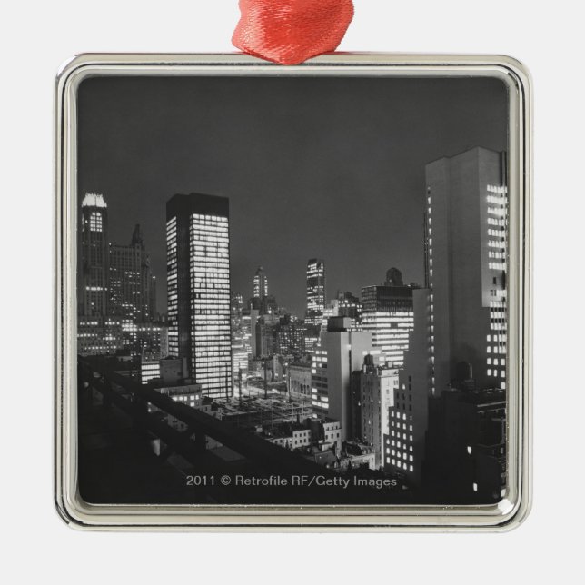 Adorno Metálico Edificios de la ciudad en la noche B&W, visión (Frente)