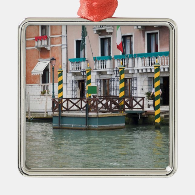 Adorno Metálico Edificios en la costa en Venecia, Italia (Frente)