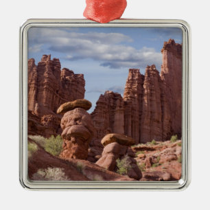 Adorno Metálico EE. UU., Utah. Vista de Fisher Towers. Créditos: D