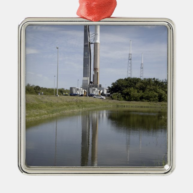 Adorno Metálico El Atlas V/Centaur llega a la plataforma de lanzam (Frente)