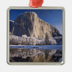 Adorno Metálico El Capitán se refleja en el río Merced en 2