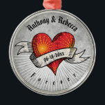 Adorno Metálico El día de San Valentín de nombres de parejas de co<br><div class="desc">Este ornamento presenta un estilo de tatuaje de corazón con un diseño fractal naranja y rojo. El corazón está adornado con un cartel. Hay dos nombres arriba y una fecha en el banner para que usted lo personalize. El texto de abajo dice "Para siempre". ¡Perfecto para el El día de...</div>