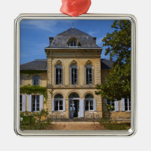 Adorno Metálico El edificio principal del castillo, renovado por