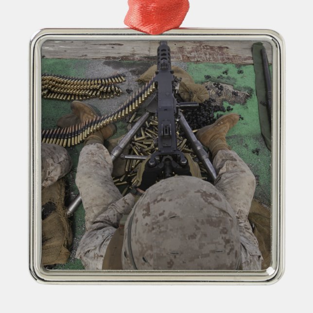 Adorno Metálico El marine estadounidense dispara una ametralladora (Frente)