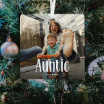 Adorno Metálico El mejor regalo de la foto Personalizado de AUNTIE<br><div class="desc">Que una tía sepa que ella es la mejor con esto; la bella Personalizado moderna foto tía ornamento de Navidad. El diseño presenta una divertida tipografía blanca que dice "La mejor tía". Simplemente sube tu imagen favorita y personaliza el nombre o nombres de quién es. El color del texto se...</div>