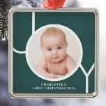 Adorno Metálico El primer Personalizado de Navidad del bebé, foto<br><div class="desc">Este elegante adorno de fotos de primera Navidad de Baby's está decorado con la palabra JOY en tipografía blanca sobre un fondo verde. Personalizable fácil con tu foto,  nombre y año.</div>