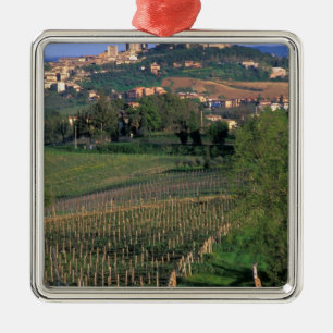Adorno Metálico El pueblo de San Gimignano se encuentra en las ond