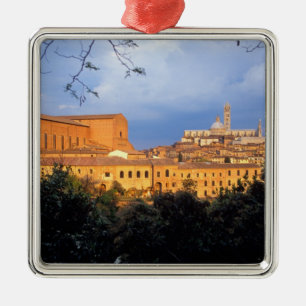 Adorno Metálico El pueblo toscano de Sienna, Italia.