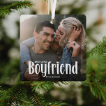 Adorno Metálico El regalo de fotos más querido de BOYFRIEND<br><div class="desc">Hágale saber a tu novio lo mucho que le gusta con esto; Personalizado moderno lindo foto amigo amigo de Navidad Ornamento de Navidad. El diseño presenta una divertida tipografía en blanco que dice 'El NOVIO más querido'. Simplemente sube tu imagen favorita y personaliza el nombre de quién es. El color...</div>