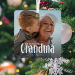Adorno Metálico El regalo más querido de los GRANDMA<br><div class="desc">Que una abuela sepa lo mucho que le gusta con esto; Personalizado moderna y elegante foto - Ornamento navideño de la abuela. El diseño presenta una divertida tipografía blanca que dice 'El GRANDMA más querido'. Simplemente sube tu imagen favorita y personaliza el nombre o nombres de quién es. El color...</div>