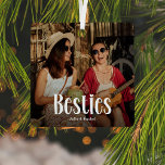 Adorno Metálico El regalo personalizado personalizado de BESTIES B<br><div class="desc">Que un público sepa lo mucho que le gusta con esto; la foto Personalizado moderna y linda bestiona el ornamento navideño. El diseño presenta una divertida tipografía blanca que dice 'Besties'. Simplemente sube tu imagen favorita y personaliza el/los nombre/s. El color del texto se puede cambiar utilizando la herramienta "personalizar...</div>