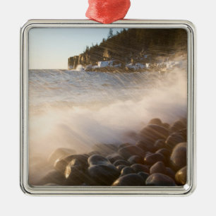 Adorno Metálico El surf se lava sobre los adoquines en Monumento