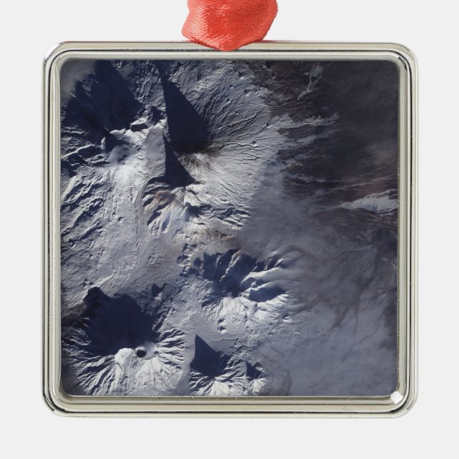 Adorno Metálico El volcán Bezymianny exhibe una columna modesta (Frente)