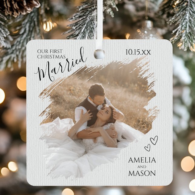 Adorno Metálico Elegant Modern Our First Christmas Married Photo  (Elegant Modern Rustic Brush Stroke "Our First Christmas" Married Photo Metal Ornament)
