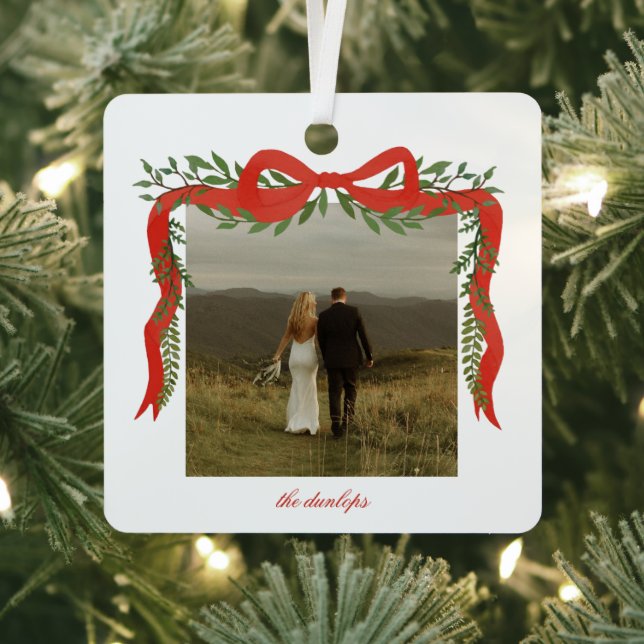Adorno Metálico Elegant Red Bow with Greenery Photo Christmas (in situ)