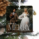 Adorno Metálico Elegante Casado y Merry Newweds Foto Keepsake<br><div class="desc">Conmemorar tu matrimonio este año con este sencillo adorno de navidad con fotos completas. Con una fotografía de los recién casados,  el texto 'CASADOS Y MERIDOS' en elegante tipografía blanca,  nombre/s de la novia y novio y año.</div>