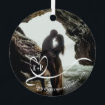 Adorno Metálico Elegante foto Recuerdos de viaje de luna de miel K<br><div class="desc">Este hermoso bigote de luna de miel hará un gran regalo o un regalo de honor para un esposo o esposa o recién casados. Sólo hay que añadir una foto de la pareja, preferiblemente sobre un fondo oscuro. Este ornamento es totalmente personalizable, por lo que puede cambiar las iniciales y...</div>