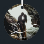 Adorno Metálico Elegante foto Recuerdos de viaje de luna de miel K<br><div class="desc">Este hermoso bigote de luna de miel hará un gran regalo o un regalo de honor para un esposo o esposa o recién casados. Sólo hay que añadir una foto de la pareja, preferiblemente sobre un fondo oscuro. Este ornamento es totalmente personalizable, por lo que puede cambiar las iniciales y...</div>
