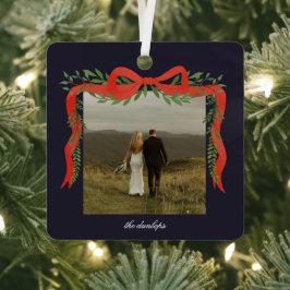 Adorno Metálico Elegante lazo rojo con vegetación foto Navidad
