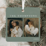 Adorno Metálico Elegante minimalista Navidades simples de 4 fotos<br><div class="desc">Celebre recuerdos con estilo con el elegante Minimalista ornamento Metalizado de Navidades Sage de fotos Sage Simple 4. Este adorno muy bien diseñado le permite mostrar cuatro fotos especiales, elegantemente decoradas en un diseño de collage de fotos perfecto para momentos familiares, retratos de pareja o instantáneas festivas. Con un entorno...</div>