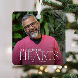 Adorno Metálico Elegante para siempre en nuestros corazones Foto K<br><div class="desc">Hermoso mínimo y moderno para siempre en nuestros corazones foto adorno de navidad. Diseño sencillo y moderno con una plantilla de fotos completa. Personalizar este regalo con su foto y nombre especial. La foto tiene un overlay en la parte inferior para ayudar a que la elegante tipografía blanca "HEARTS" destaque....</div>