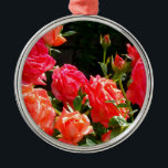 Adorno Metálico Elegantes naranjas rojos  rosas florales<br><div class="desc">rosa de coral romántico - foto de H cooper</div>