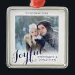 Adorno Metálico Elegantes Navidades fotográficos de caligrafía ale<br><div class="desc">Este ornamento de árbol de Navidad ofrece un marco de foto cuadrado acentuado con la palabra "alegre". La foto aparece con un borde blanco para un aspecto limpio y elegante. Personaliza tu foto favorita y tus nombres.</div>