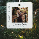 Adorno Metálico En la memoria amorosa | 5 COLLAGE DE FOTOS | Monum<br><div class="desc">Crea un recuerdo para honrar a tu ser querido con nuestro adorno de árbol de Navidad personalizado. El diseño incluye una gran imagen en la parte delantera, con su nombre y fechas importantes, además de un collage de 4 fotos adicionales en la parte posterior. Un hermoso sentimiento, "En la memoria...</div>