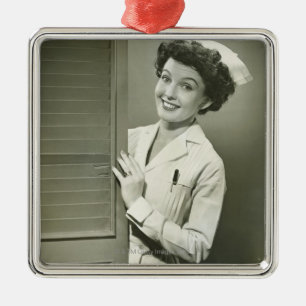 Adorno Metálico Enfermera de mirada furtiva