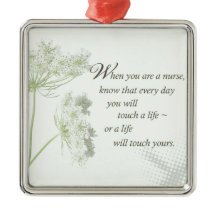 Enfermera toca una vida con flores silvestres