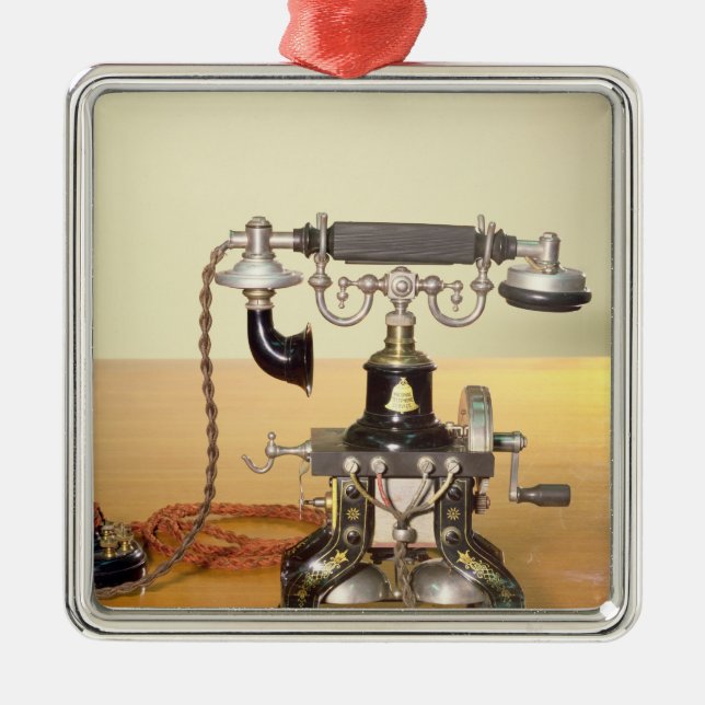 Adorno Metálico Ericsson llama por teléfono, 1890 (Frente)