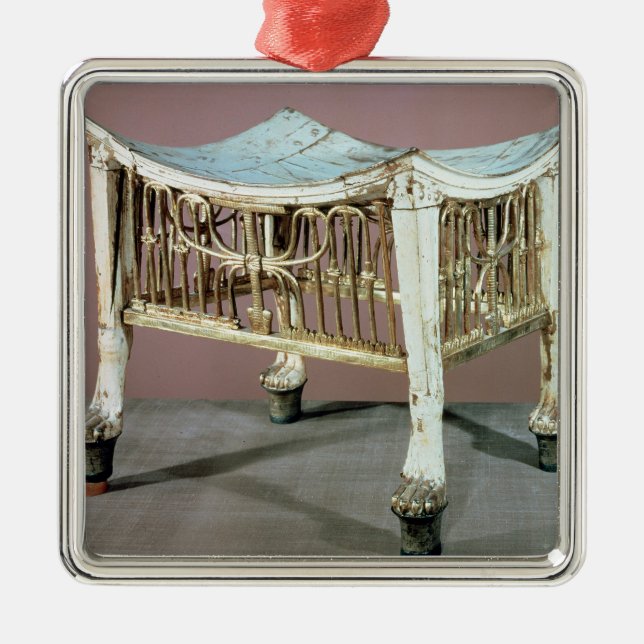 Adorno Metálico Escabel usado por el niño-rey al principio (Frente)