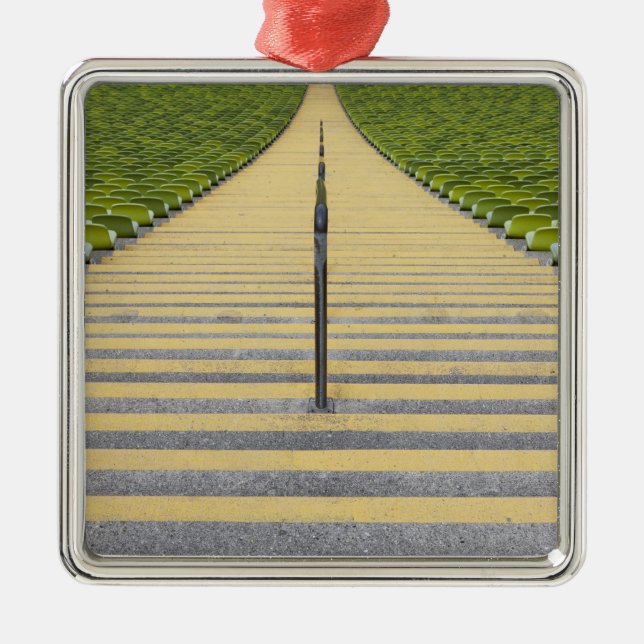 Adorno Metálico Escalera del estadio entre las filas de asientos (Frente)