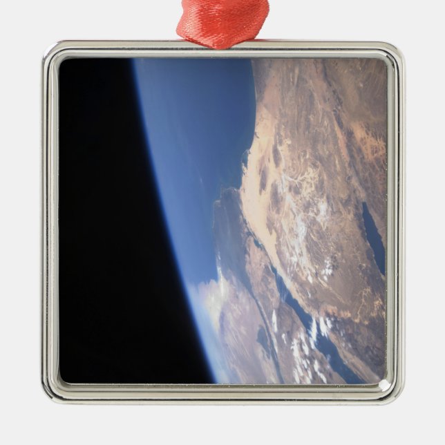 Adorno Metálico Escena oblicua alta (Frente)